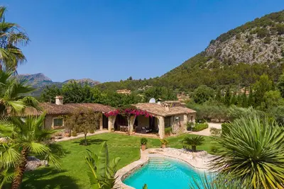 Image de Villa confortable de trois chambres avec piscine privée à Pollensa dans un endroit paisible
