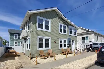 Image de Emplacement de choix, 2br 1er étage, récemment rénové, à 200 mètres de la plage et de la promenade!