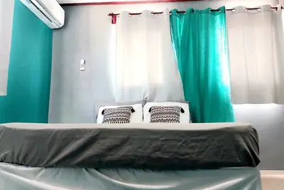 Image de Appartement situé au centre de Vauxhall Gardens. 1 grand lit avec surmatelas et wifi