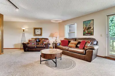 Image de Nouvelle liste! Ski-in / Ski-out, Wi-Fi, foyer au gaz, garage, piscine et bain à remous sur place