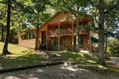 Cabine privée dans les bois! Équipements sans fin, spacieux, 5 chambres