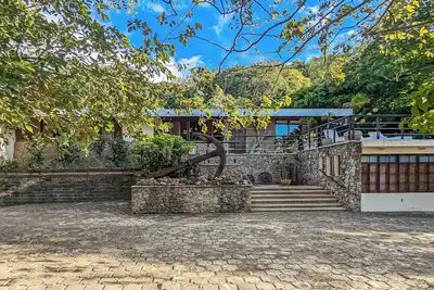 Magnifique maison en ville, près de la plage, des restaurants et des bars.