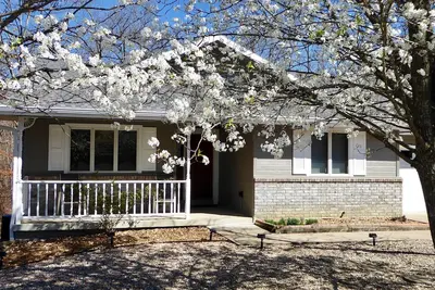 Image de Belle maison dans un quartier boisé