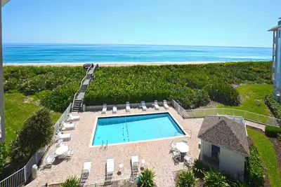 Image de Troisième étage Condo Oceanfront 2-Br avec piscine et vue sur la plage de l'océan