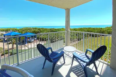 Image de Oceanfront 2-Br Condo Surplombant le Marriott Resort Tiki Bar and Pool