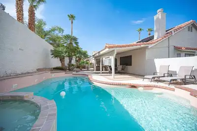 Image de Charmante maison de 4 chambres avec piscine et spa!