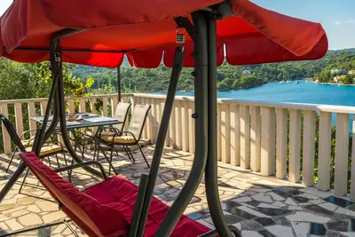 Image de Appartement de deux chambres avec la terrasse et la vue sur le mer Necujam, Solta (A-16727-a)