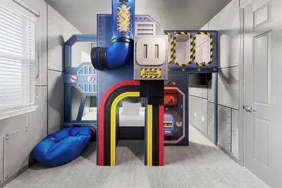 Image de Tout Neuf! Vivez une maison de rêve remplie de commodités! Piscine privée, salle de cinéma, jeux d'arcade