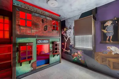 Image de Nouveau Lux VIlla Minutes of Disney! Chambres à thème pour enfants, piscine privée, plateau de lecture aléatoire, salle de cinéma