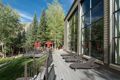 Image de Condo à plusieurs étages avec balcons et bain à remous \/ piscine partagés - bus gratuit pour les pistes!