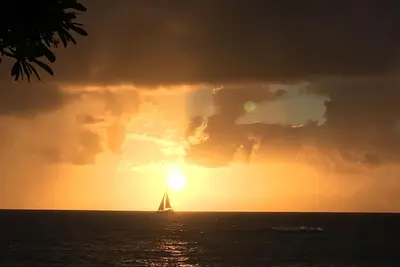 Image de Rez-de-chaussée 1 chambre à coucher, 1 salle de bain, condo face à l'océan avec un accès rapide à la plage