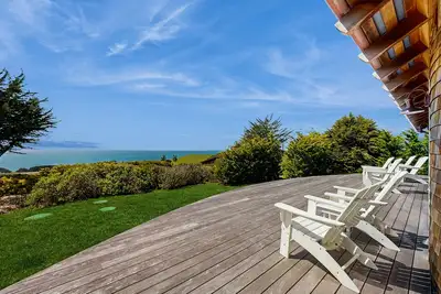 Image de Luxueux, nouvelle maison côtière w \/ cuisine moderne, vue panoramique sur l'océan et pastorale!
