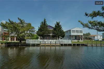 Image de Canal Front Home avec quai et clôture. 5 minutes à pied de la plage! Animaux acceptés