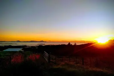 Vues magiques sur l'océan du mont Manaia et de l'anneau de feu.
