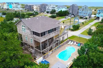 Image de Maison semi-chic au bord de l'océan avec piscine privée, bain à remous, véranda aménagée, acceptant les chiens