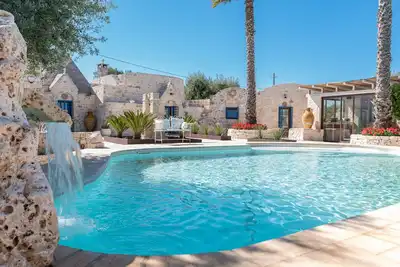 Il Borgo del Trullo Magno est un complexe de trulli et de lamias au cœur des Pouilles