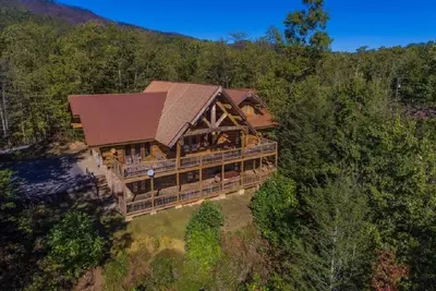 Image de Dreaming Bear Cabin - Vue magnifique, 5 chambres, salle de jeux, bain à remous