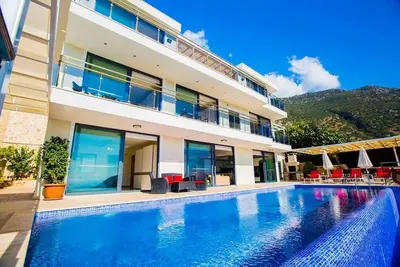 Image de Villa élégante de 6 chambres, située à flanc de colline avec une vue panoramique imprenable