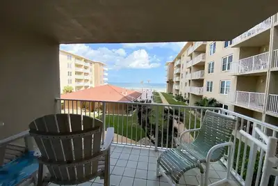 Image de Superbe unité avec une vue directe sur l'océan! No Drive Beach à Nsb!