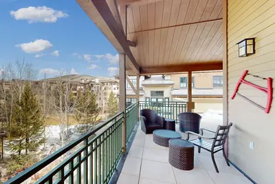 Image de Penthouse de montagne moderne avec accès à la piscine commune et aux équipements de la saison!