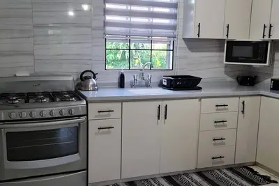 Image de Appartement confortable et indépendant de 2 chambres situé sur la côte sud de la ville