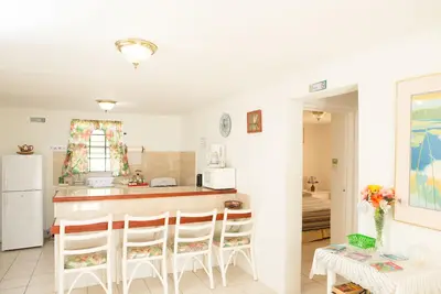 Appartement confortable et indépendant de 2 chambres situé sur la très animée côte sud