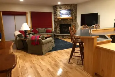 Image de Superbes Timbers skis aux pieds, au-dessus du lodge de base et SuperQuad