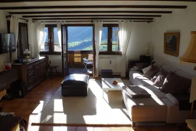 Appartement calme et lumineux avec une vue magnifique sur les montagnes pour la randonnée et le ski