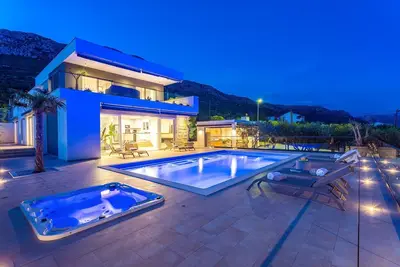 Image de Luxurius Villa Aria avec piscine chauffée de 45 m2 et vue sur la mer