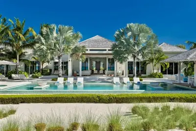 Image de Villa exquise en front de mer de 8 chambres à coucher située sur la baie Grace - Crédit concierge gratuit