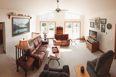 Image de Superbe maison à deux étages avec vue sur le canal Lynn. 3 chambres, 2 salles de bain, entièrement meublé avec beaucoup