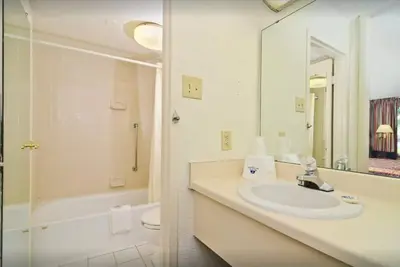 Image de Americas Best Value Inn Wilson - Unité 3 (un lit) au rez-de-chaussée