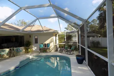 Image de Détendez-vous dans votre maison privée avec 3br 2 Bath Pool Pool dans un super quartier!