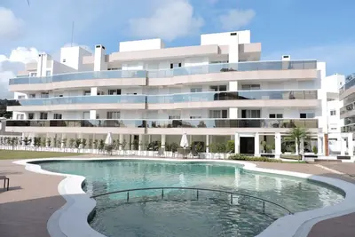 Image de Convient haut niveau avec barbecue, piscine et une salle de bal. 500m de la mer.