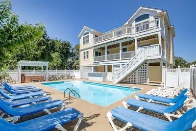 Image de Volaille jouer | 150 m de la plage | Piscine privée, bain à remous, chien bienvenus