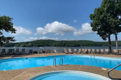 Image de Breathe, Rest, Relax & Enjoy This Lake Front View!