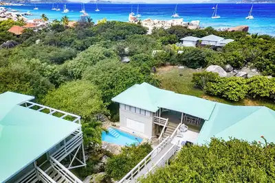 Image de Villa abordable de 4 chambres à coucher à partir de Spring Bay \/ Little Trunk Bay - 10 personnes