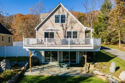 Image de Belle maison du lac sur le paisible lac Whaley