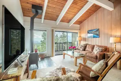 Image de Best views on the mountain, views over Sherwins, White Mountain and Crowley Lake. 0. 3 mile from Canyon Lodge. 2 bedrooms 2 bathrooms. Sofa sleeper upstairs. Open plan living room and kitchen.