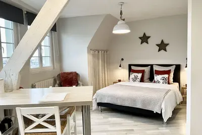 Image de appartement lumineux avec vue sur le port