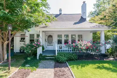 Image de Tracy's Downtown Cottage, marchez dans la rue principale historique de Hendersonville