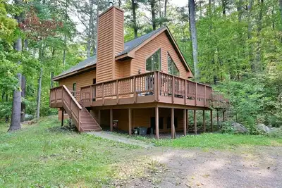 Image de Belle cabane en rondins avec bateau ponton sur le lac Delta Ă Iron River, Wi!