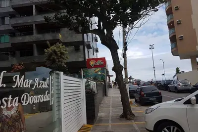Image de Apt 2 chambres climatisées et wifi juste de l'autre côté de la rue et sur la plage du fort.