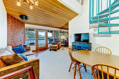 Image de Chien, condo riverain w / une cuisine complète et une vue imprenable