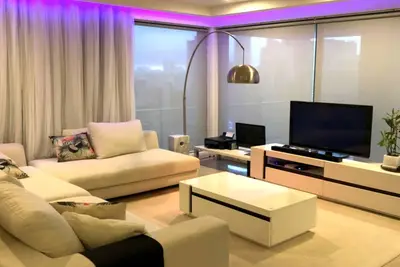 Image de Beurban Home Cosmo Suite appartement chic et spacieuse avec piscine sur le toit