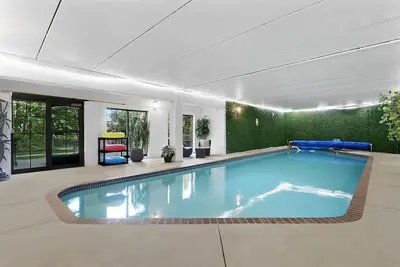 Image de Près de Lambeau Maison avec cinq chambres et piscine intérieure