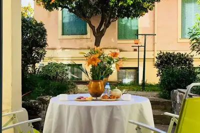 Image de Contemporay epoque apartement with exotic garden in heart of old port