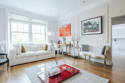Image de Luxe et élégance à Période Haven avec balcon orienté au sud