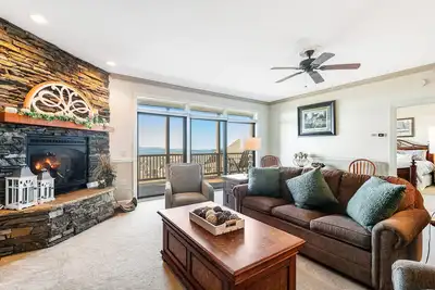 Image de Superbe condo de montagne avec vue magnifique et balcon - marche facile vers les pentes!