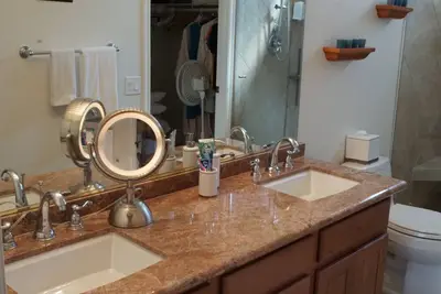 Image de Suite Deux Chambres Principales Modernes, Condo Nouvellement RÉMOLIÉ.